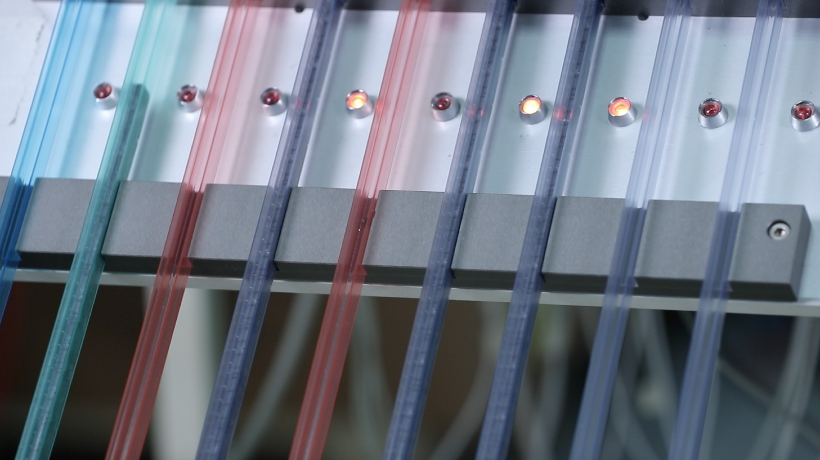 सॉलिड स्टेट रिले ट्यूबों में टेस्ट किए जाते हैं और अलग-अलग रंगों में सॉर्ट किए जाते हैं।